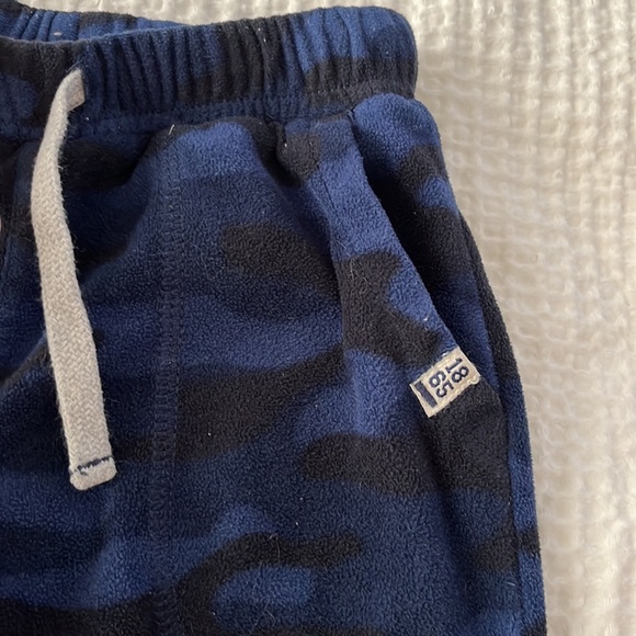 TWO pairs of boys camo joggers in fleece in size 4T - Picture 3 of 4
